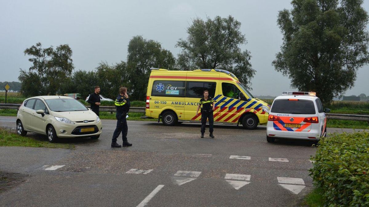 Scooterrijder gewond naar ziekenhuis na aanrijding met auto in Beerzerveld