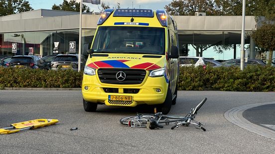 Fietser raakt gewond bij botsing met auto in Smilde. Fietser raakt gewond bij botsing met auto in Smilde.