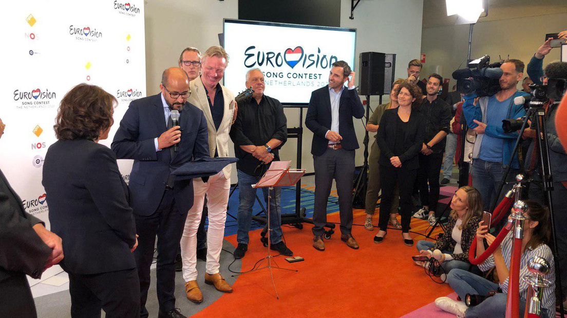 Burgemeester Ahmed Marcouch heeft het bidbook van Arnhem om het Eurovisie Songfestival naar GelreDome te halen, woensdag overhandigd in Hilversum.