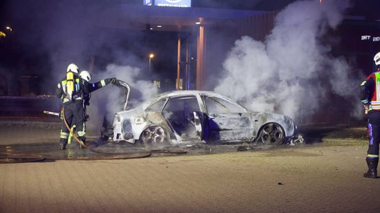 Auto volledig uitgebrand op parkeerplaats bij grensovergang Home