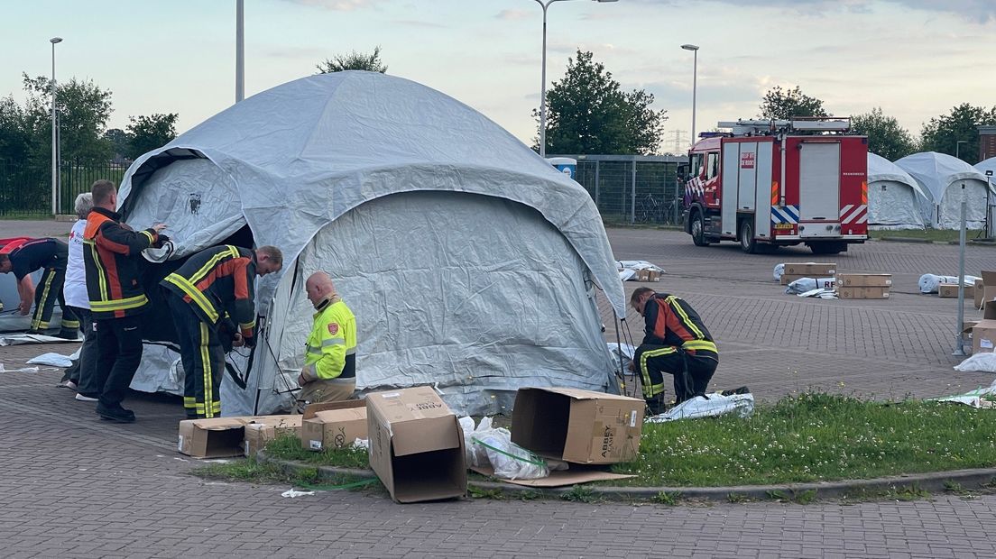 De brandweer van Ter Apel helpt mee met het opzetten van de 50 tenten