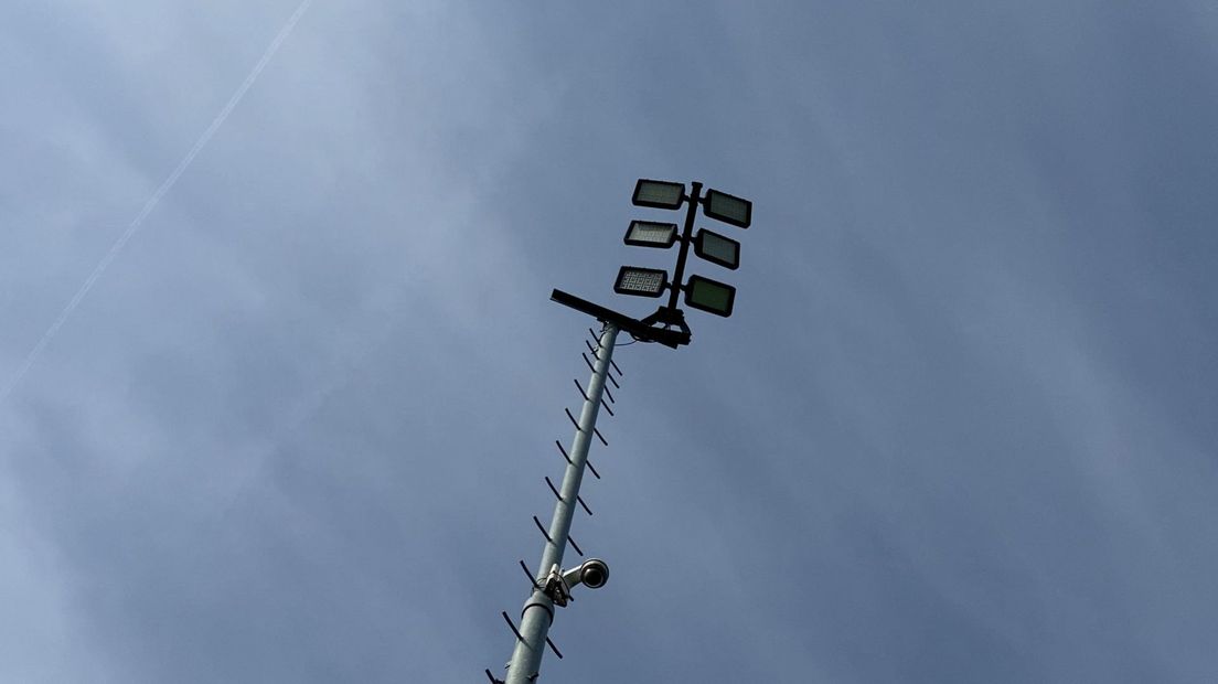De lampen op de velden zijn voor meer dan twee ton vervangen door LED lampen
