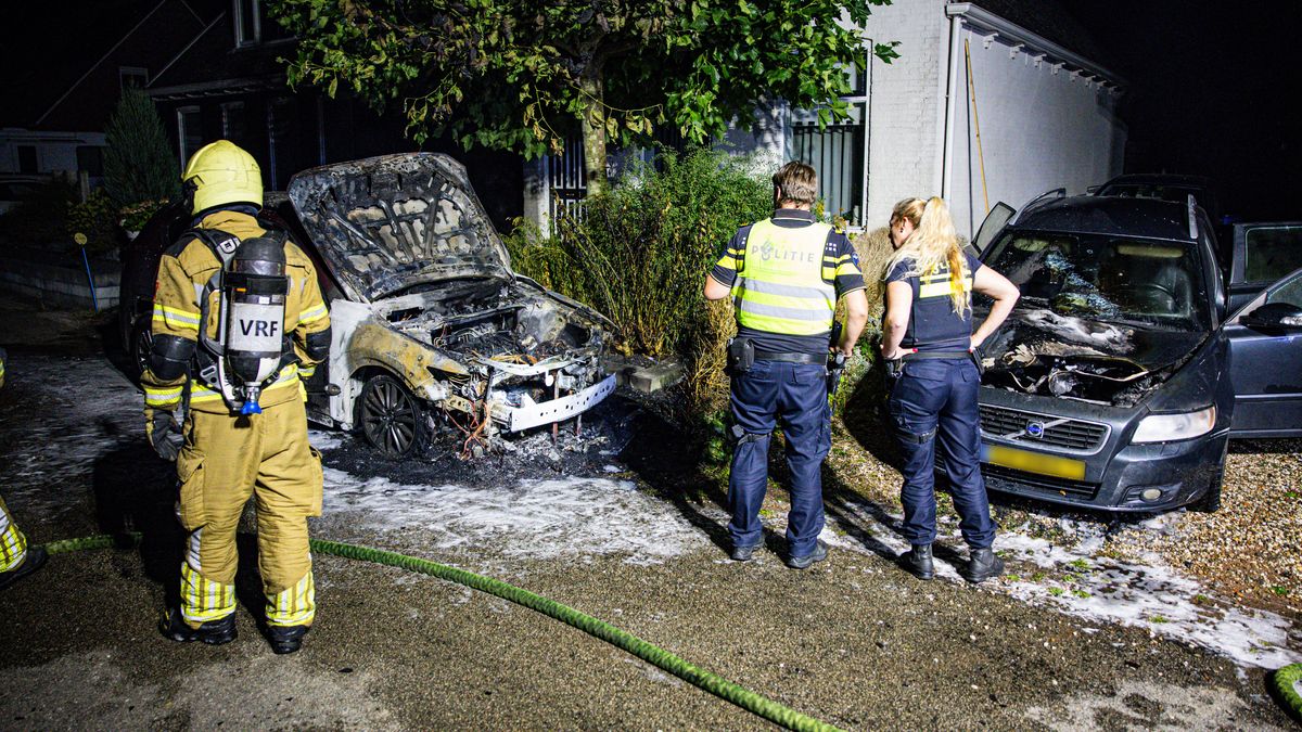 Twee auto's verwoest bij brand in Bitgummole