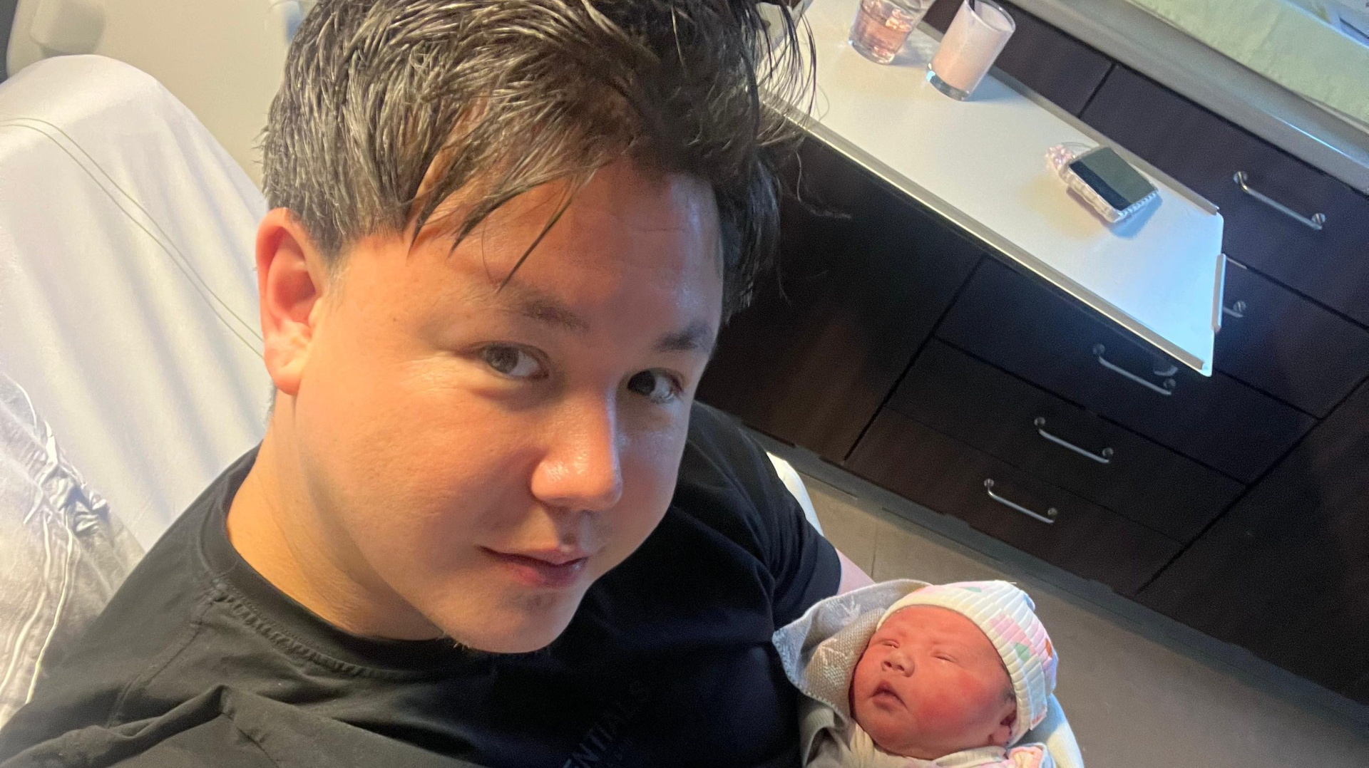 Vader Roy in het ziekenhuis met zijn dochter.