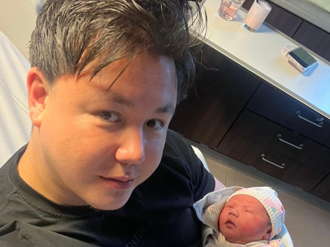 Vader Roy in het ziekenhuis met zijn dochter.