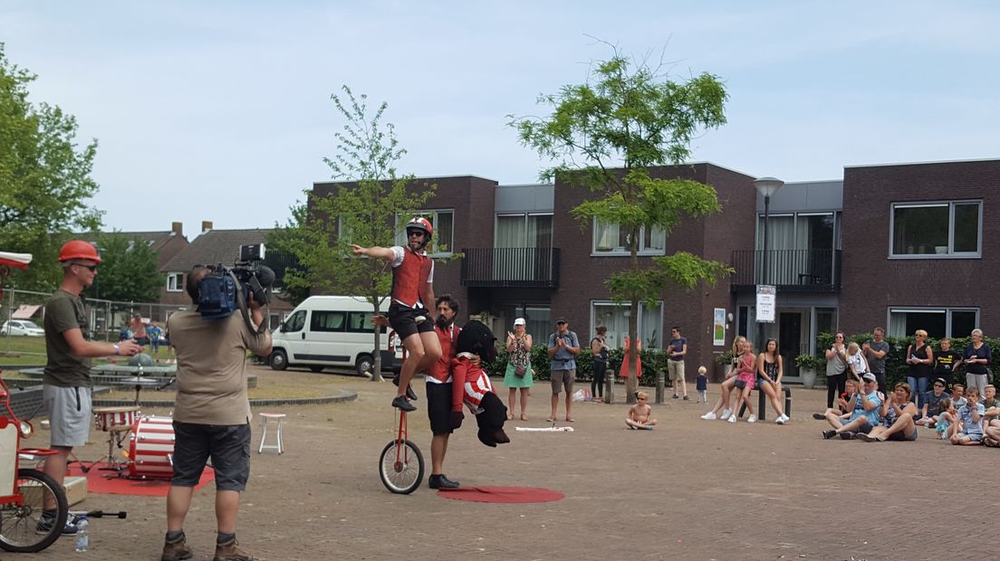 Acrobatiek op de derde dag van Klomppop Festivalweekend 2017