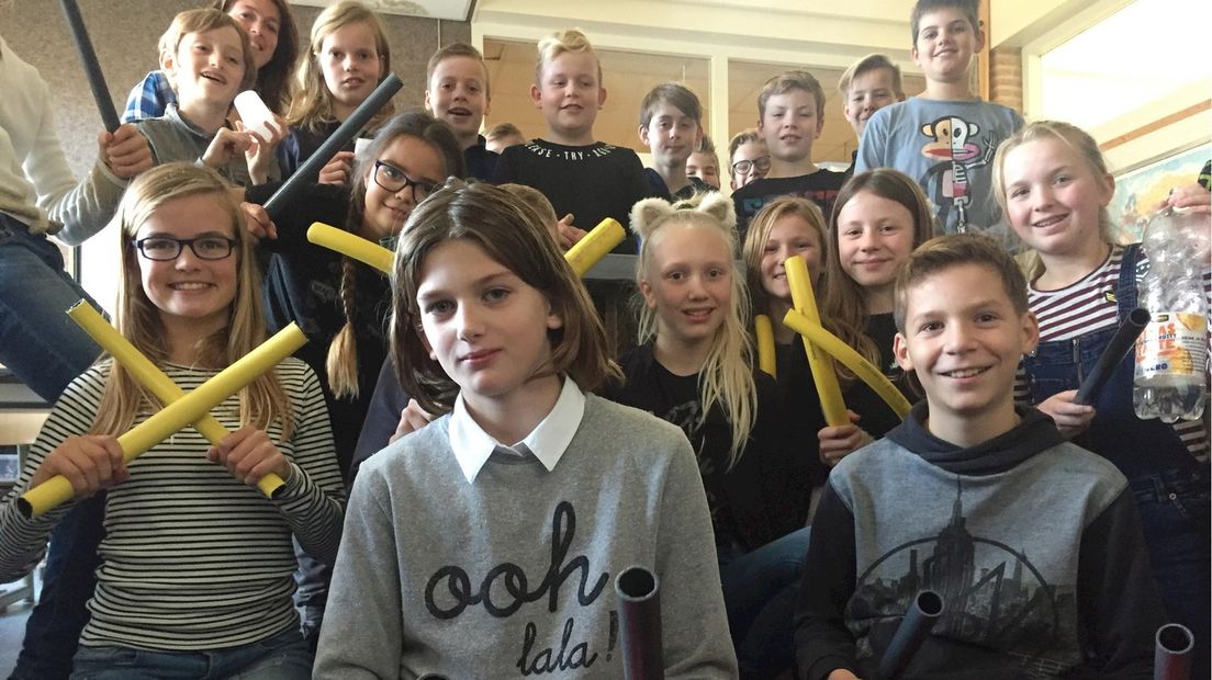 Muziek maken met emmers, afvoerbuizen en tuinslangen; groep 8 van De Vogelaar