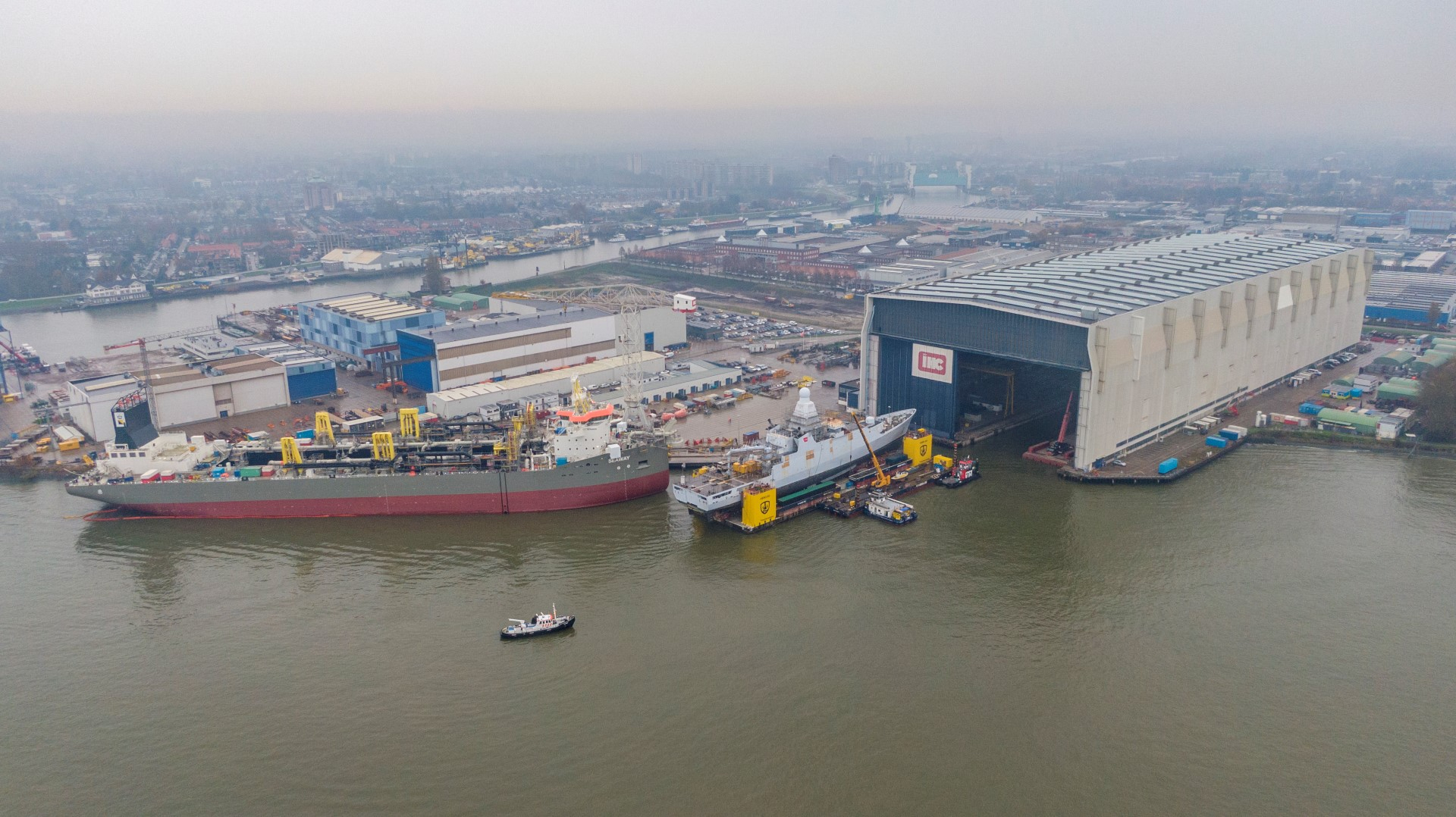 Het is een logistieke operatie om het schip in de hal te krijgen voor de onderhoudsbeurt