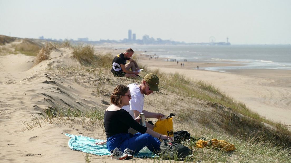 Volop genieten in de duinen bij Katwijk, zaterdag 7 april 2018. 