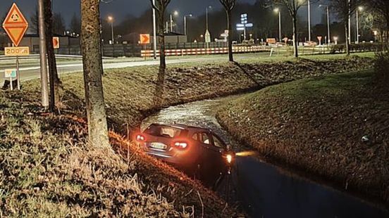 Auto te water na frontale botsing in Oud-Beijerland. Auto te water na frontale botsing in Oud-Beijerland.