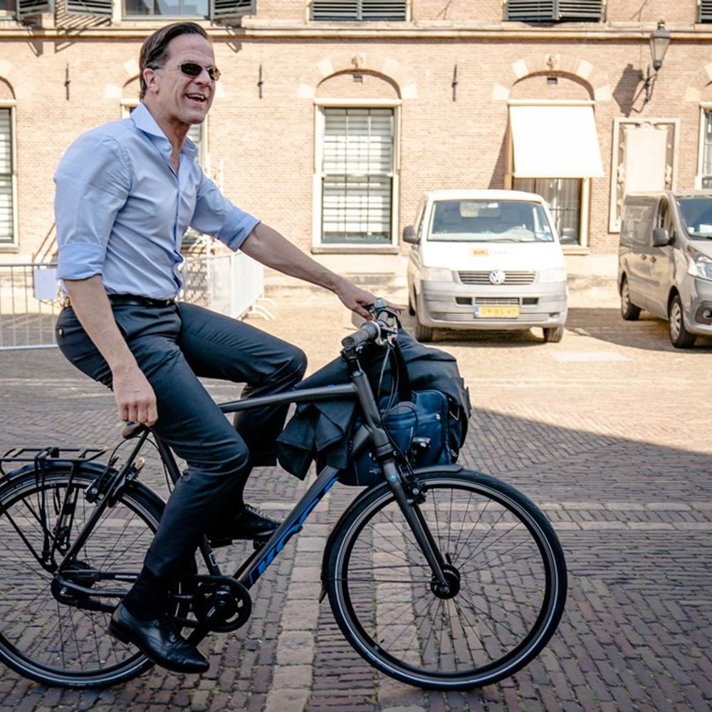 Wat heeft Mark Rutte met Roy Donders? Wilma uit Denekamp die boek over ...