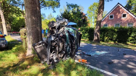 Ravage bij ongeluk in Gieten: bestuurder auto aangehouden. Ravage bij ongeluk in Gieten: bestuurder auto aangehouden.