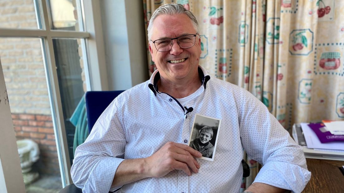 Nico Busger op Vollenbroek (58) met een foto uit zijn jeugd