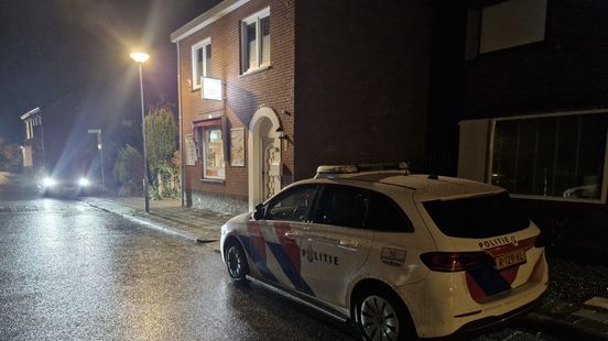 Drietal bedreigt medewerkster met mes bij overval op friture in Bunde Nieuws