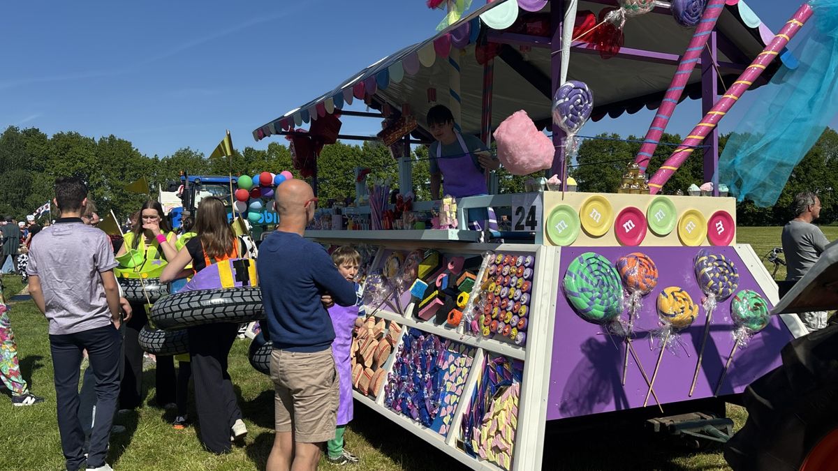 Dwingeloo trapt 300-jarig bestaan Dwingelermarkt af met optocht van praalwagens