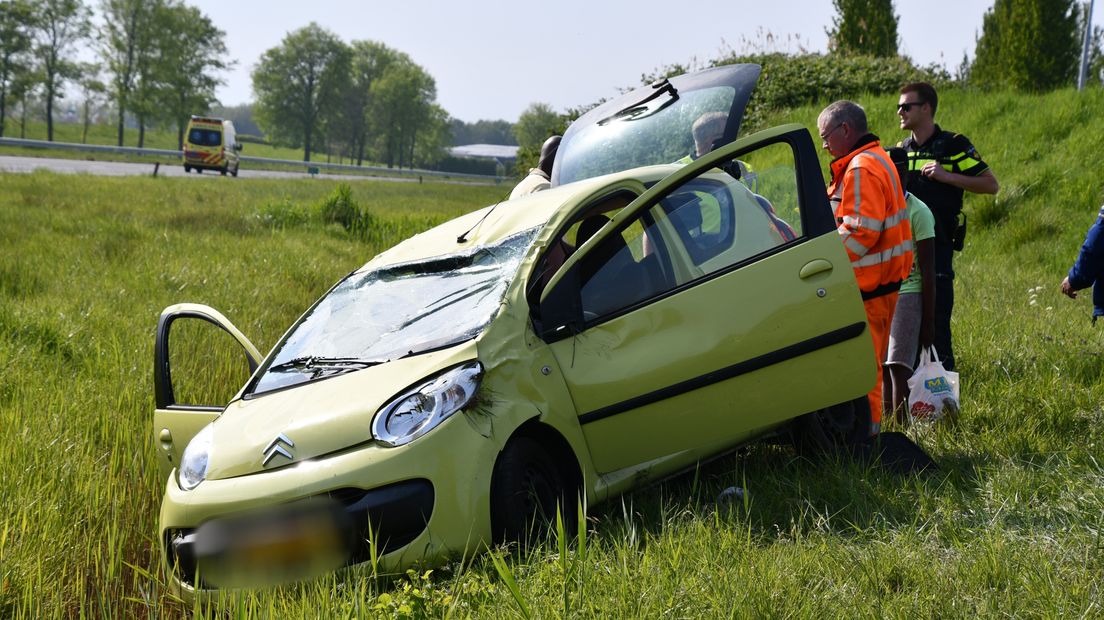 Auto raakt van A58 en slaat over de kop