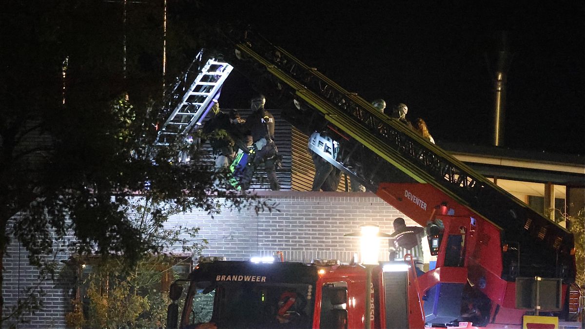 112 Nieuws: politie tasert man op dak van Deventer Ziekenhuis | Botsing in Zwolle