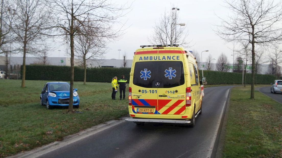 Automobilist met ambulance naar ziekenhuis gebracht