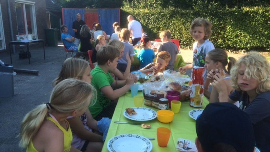 Het gezamenlijke ontbijt voor de leerlingen van De Triangel (Rechten: RTV Drenthe / Anthon van der Neut)
