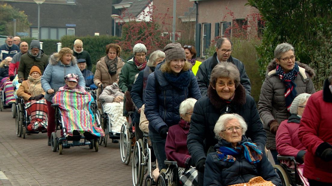 Waarom er elke woensdag een stoet bejaarden door Domburg trekt