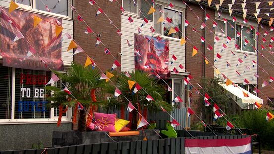 In deze straat hangt wel 5 kilometer aan knaloranje vlaggetjes