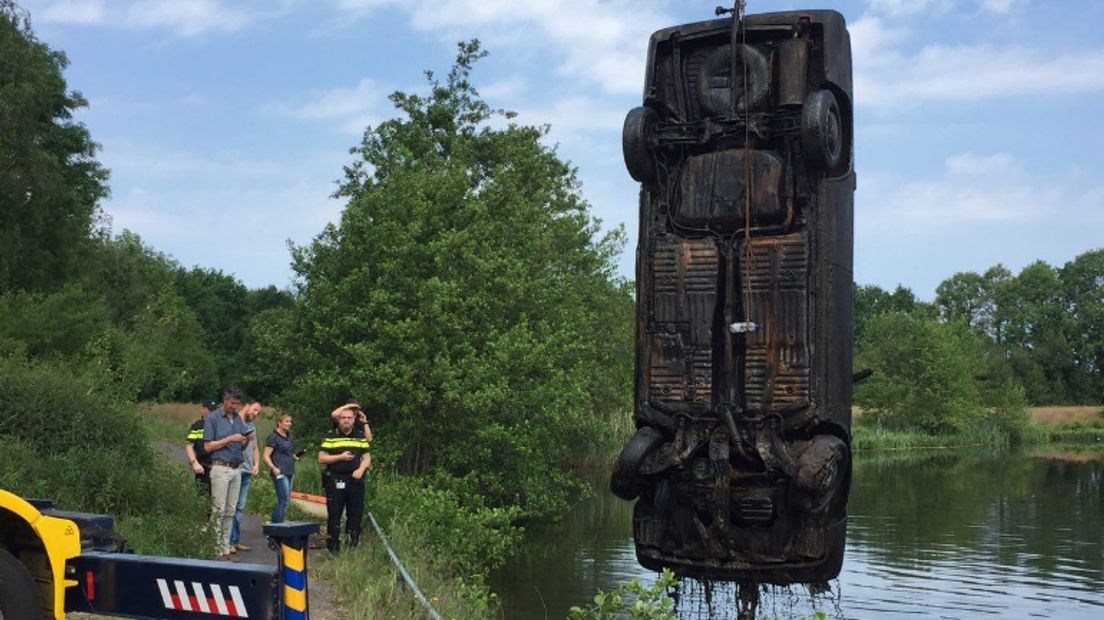 De auto is uit het water (Rechten: RTV Drenthe/Matthijs Holtrop)