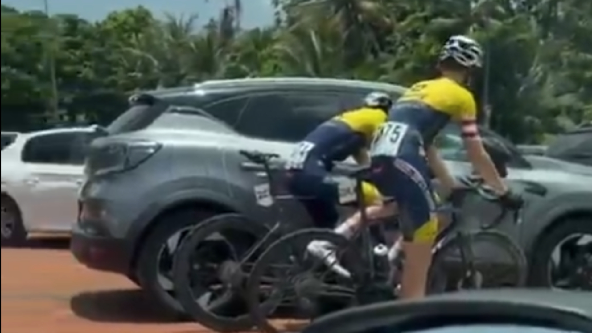 De wielrenners verschuilden zich tussen auto's