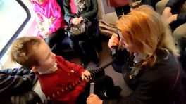 Ernstig zieke John in de trein naar Den Haag