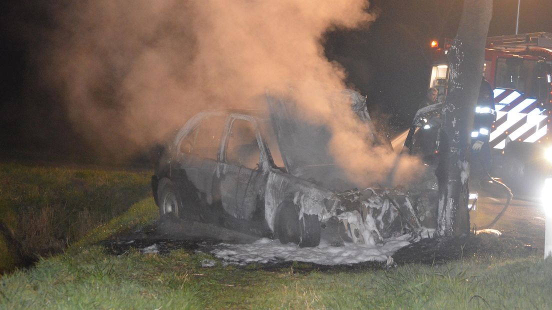 Auto in brand na botsing met boom