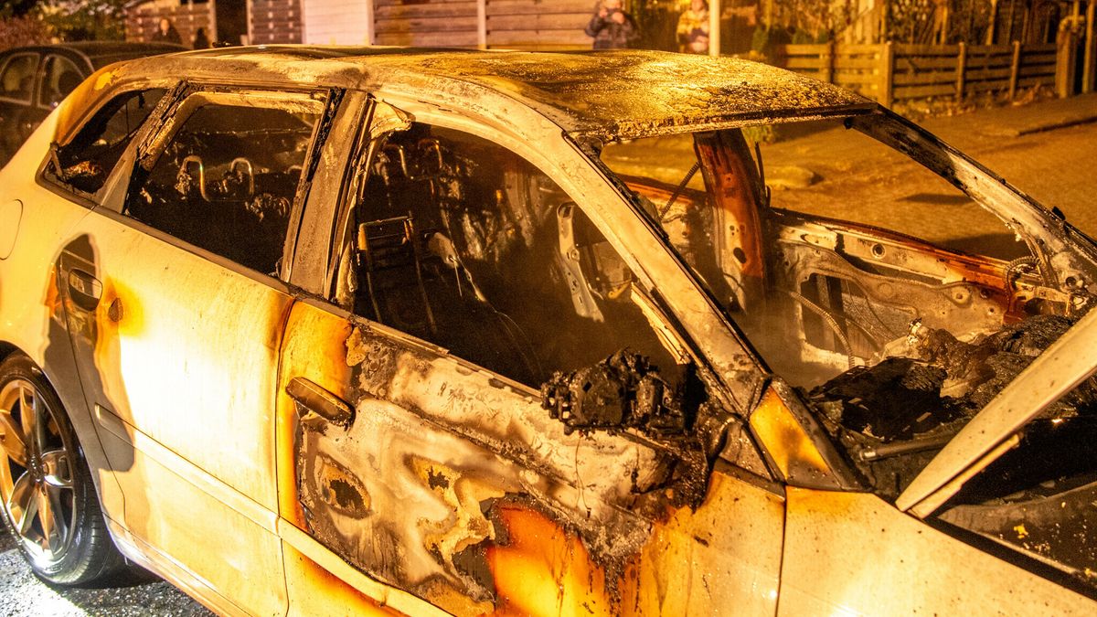 Auto gaat in vlammen op in Haulerwijk