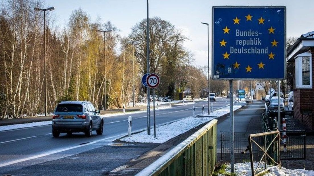 Een auto gaat de Duitse grens over.