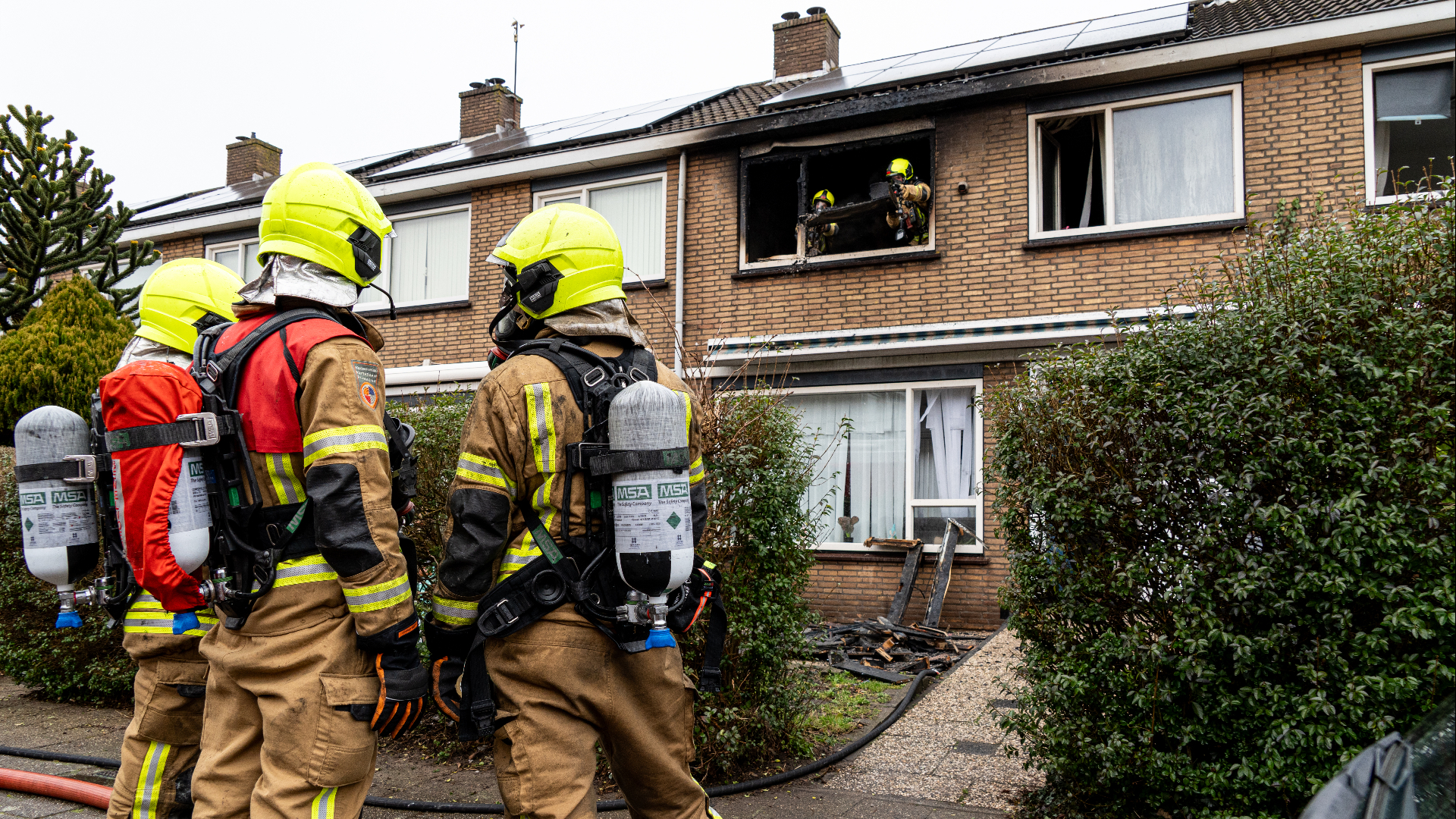 Brandweerlieden konden niet voorkomen dat de halve woning uitbrandde.