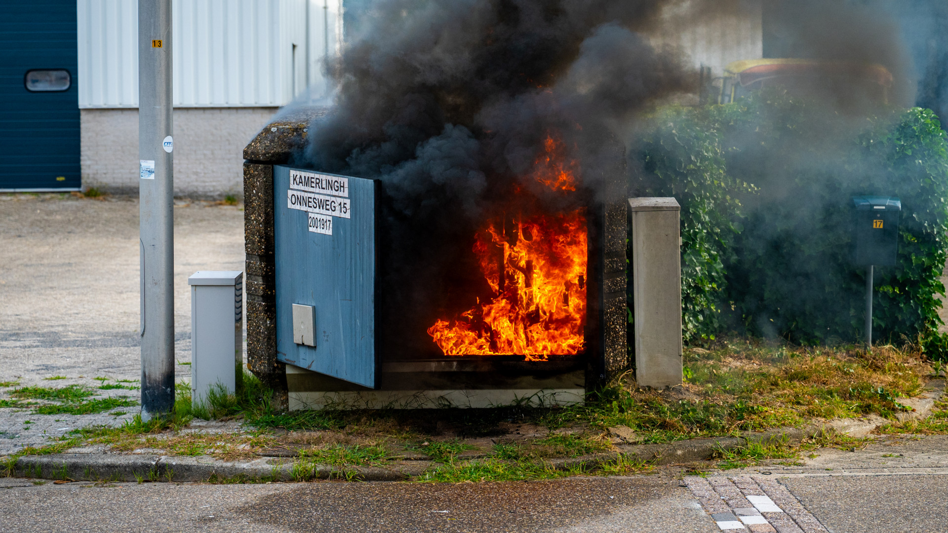 Deze brand zorgt voor de stroomstoring in Alphen aan den Rijn