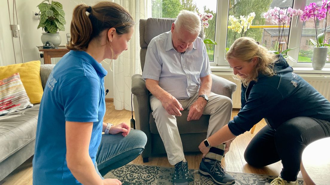 Henk Dommerholt (82) krijgt thuis fysiotherapie om zijn gevoel voor evenwicht te herstellen