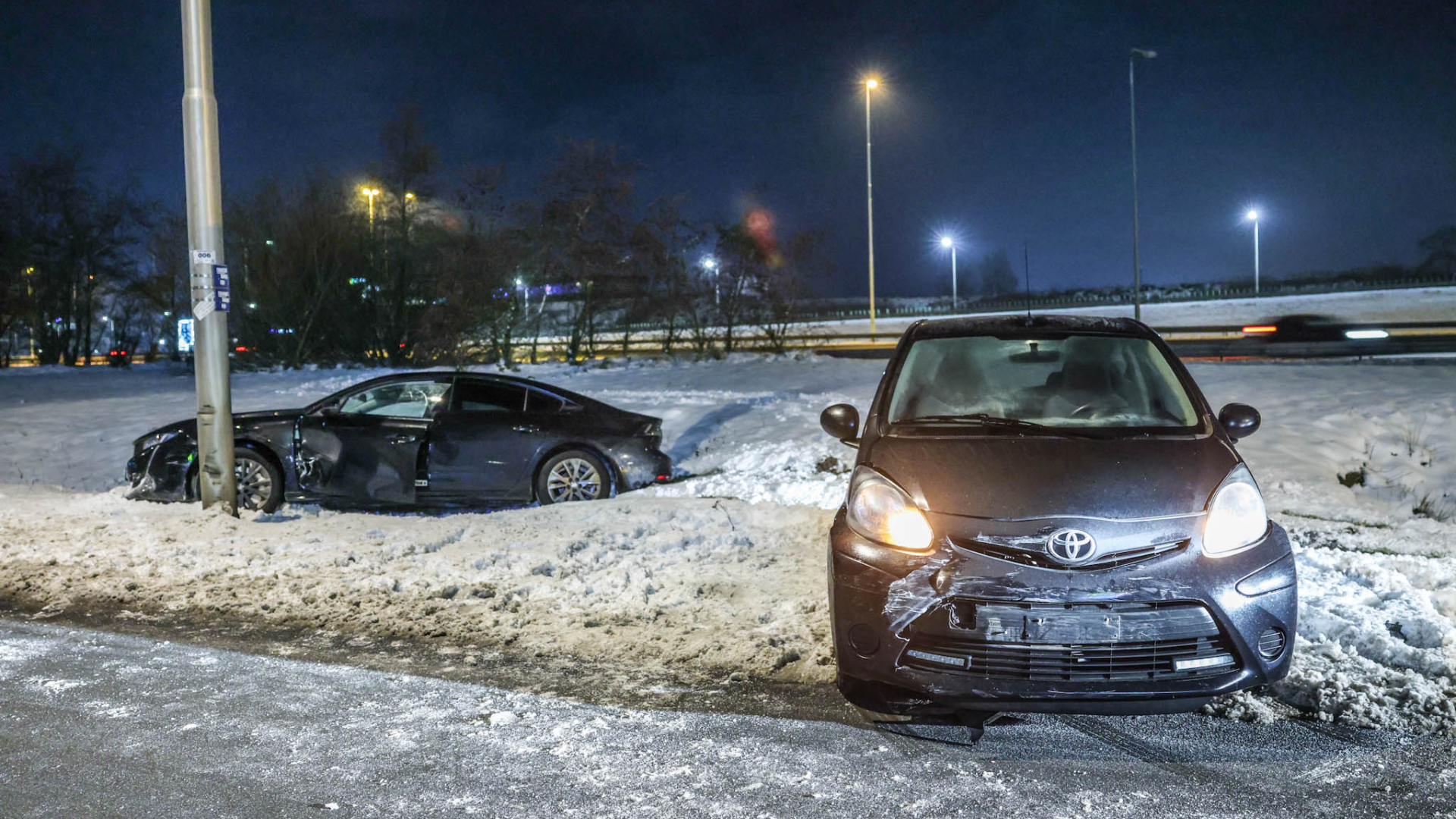 Botsing in Amersfoort, auto in de greppel.