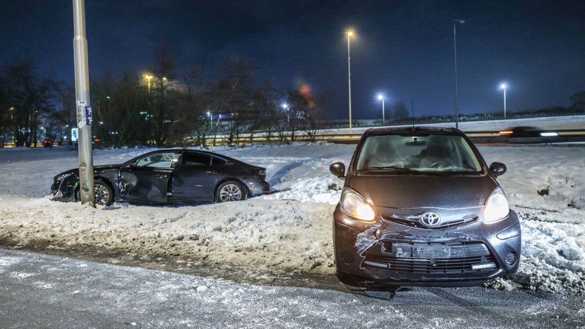 Botsing in Amersfoort, auto in de greppel