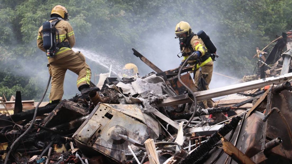 De schade is groot na de brand.