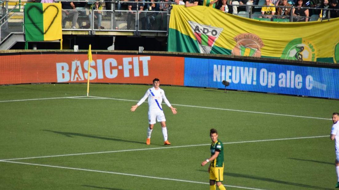 Vitesse heeft woensdagavond een grote stap gezet richting de finale van de play-offs om Europees voetbal. De Engelsman Mason Mount was de grote uitblinker aan Arnhemse zijde en zorgde er bijna eigenhandig voor dat Vitesse met ruime cijfers won: 2-5. Zaterdag is de return in GelreDome en dan moet ADO met zeker vier doelpunten verschil winnen om Vitesse nog uit die finale te houden.