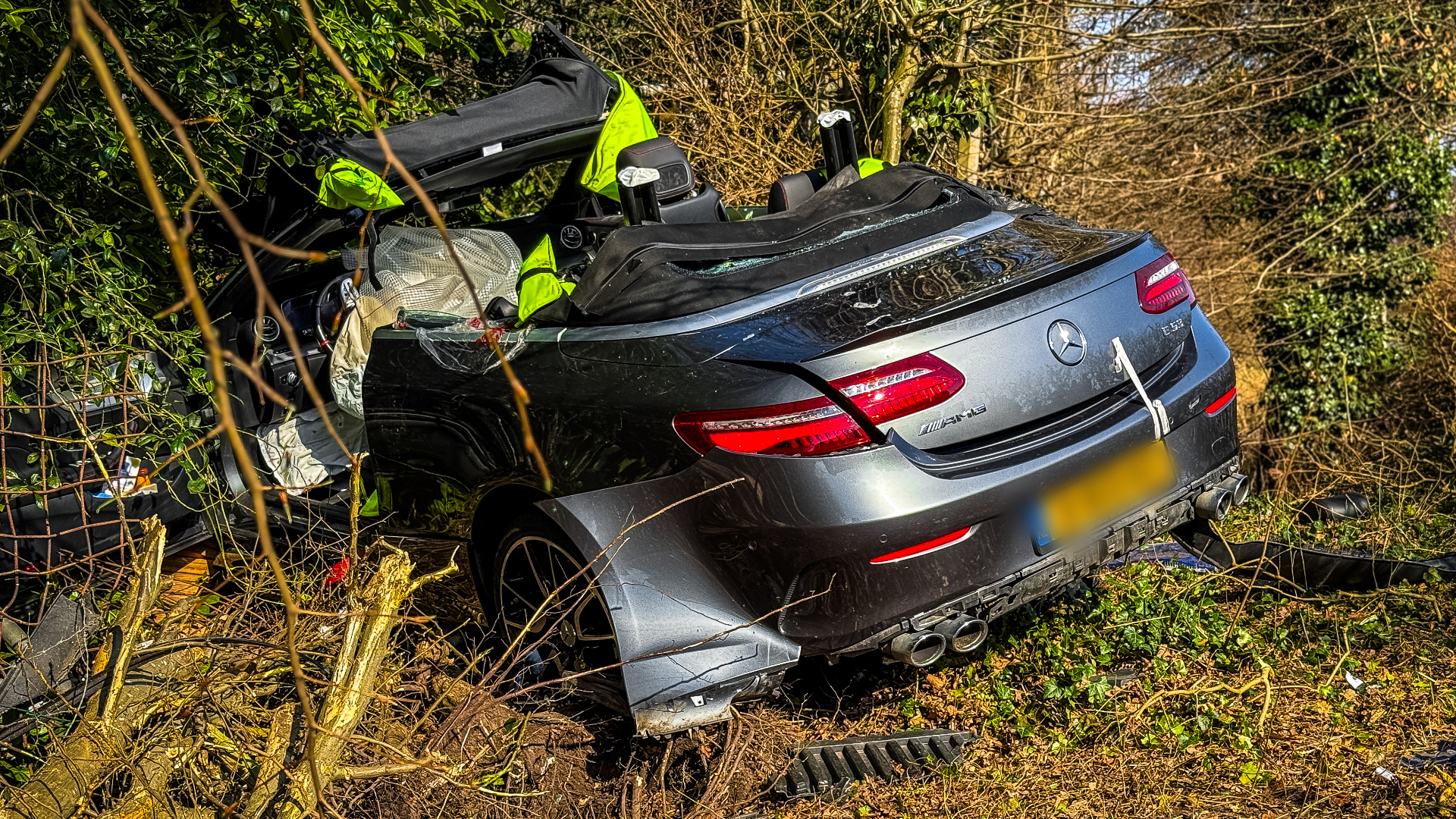 Automobilist gewond naar ziekenhuis na botsing tegen boom.