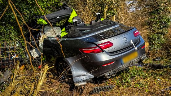 Automobilist gewond naar ziekenhuis na botsing tegen boom. Automobilist gewond naar ziekenhuis na botsing tegen boom.