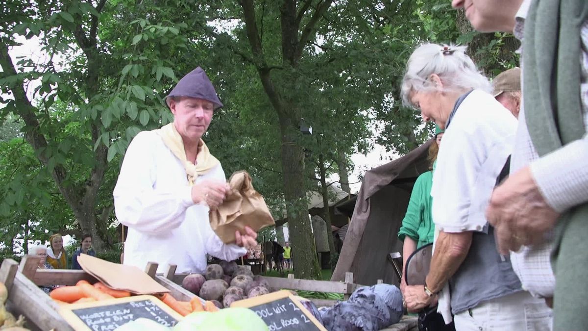 Uitgedoste dorpsbewoners van Anloo verwelkomen gewoon bijna 4000 bezoekers tijdens de Etstoel