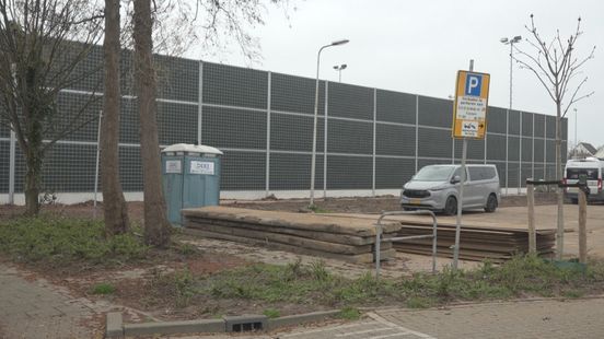 Geluidswand padelclub is af: 'Als je buiten staat, hoor je amper dat er wordt gespeeld' Nieuws