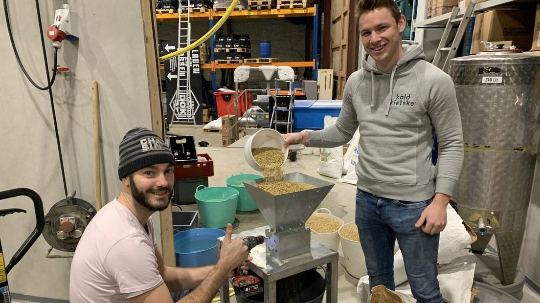 De brouwers in Harlingen aan de slag met het biertje
