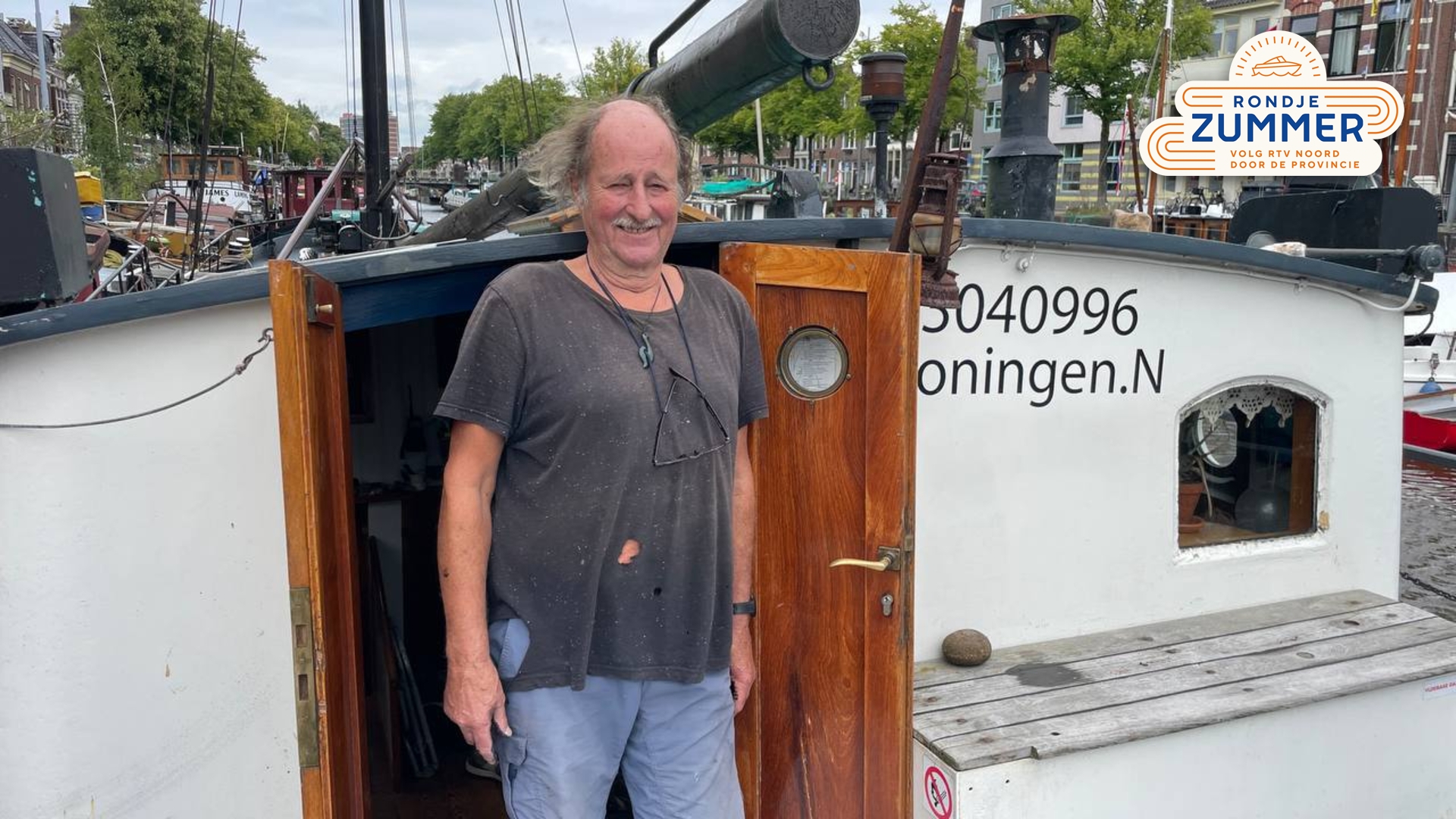 Jan Douwes voor zijn woonboot