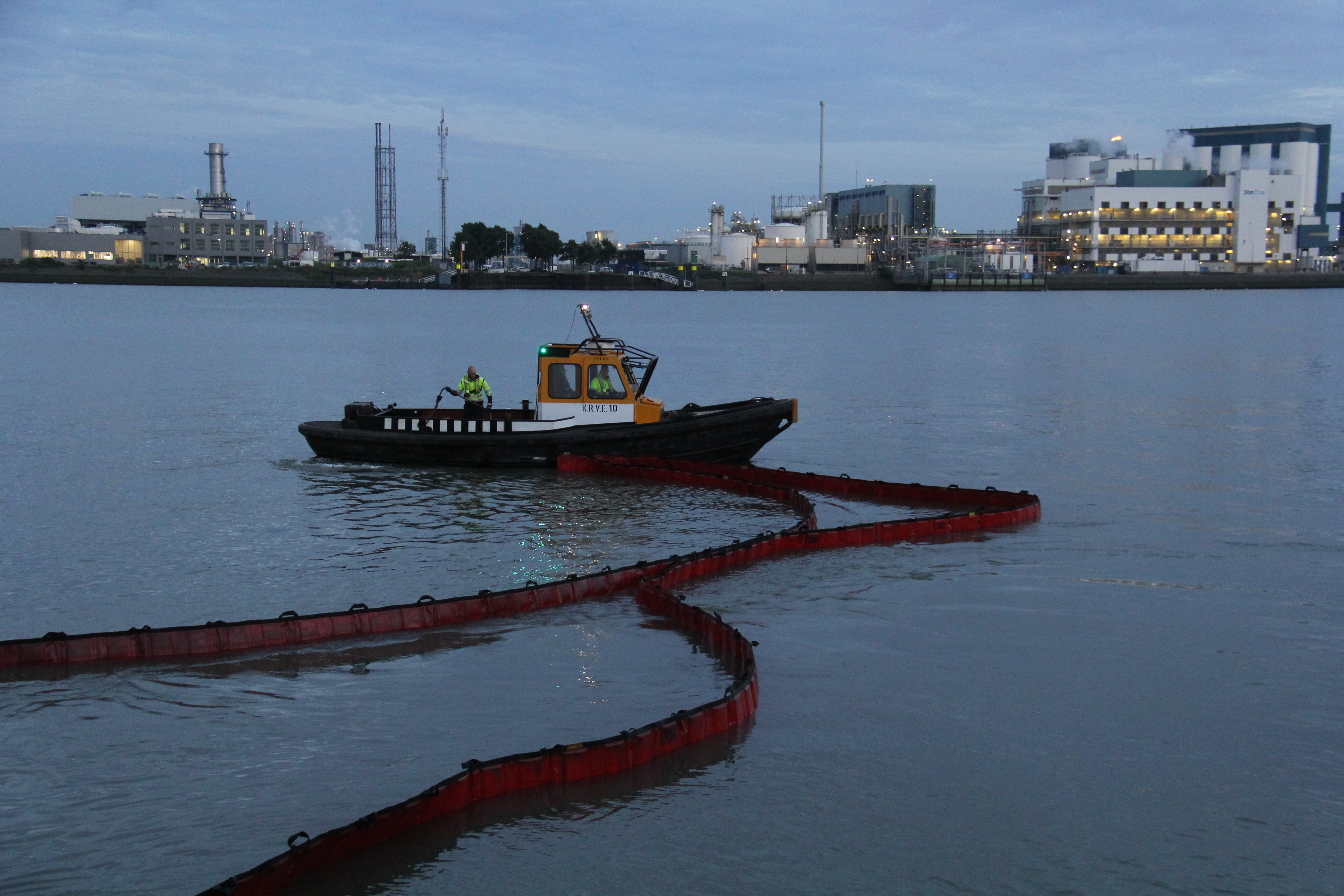 De havens worden afgezet met olieschermen om verdere verspreiding te voorkomen.