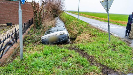 Bestelbus schiet in sloot • vrouw (94) overleden