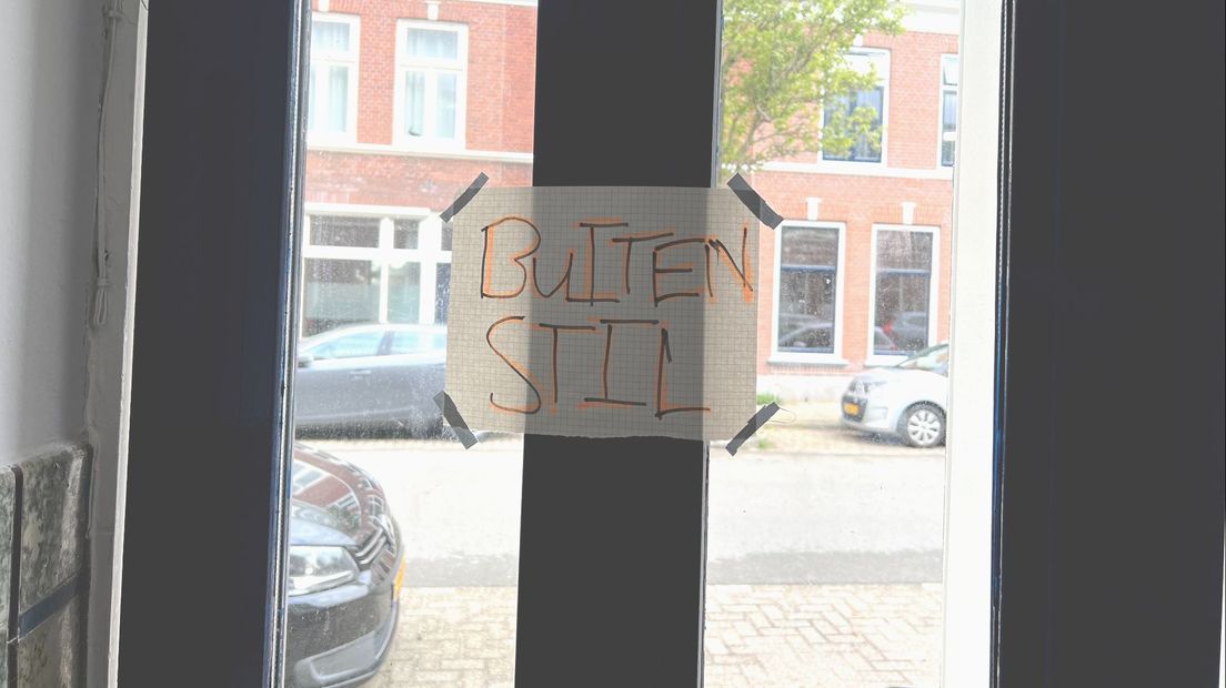Met een briefje op de deur proberen deze studenten de geluidsoverlast buiten te beperken.