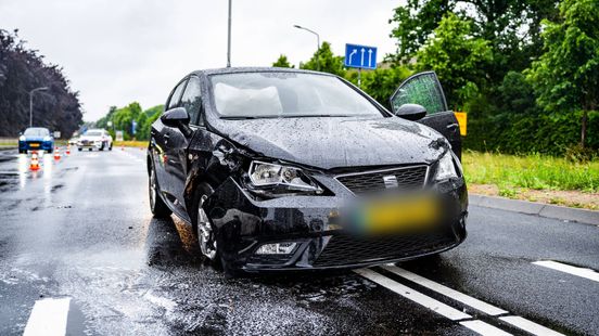 Twee doden bij verkeersongeval • Drie autos botsen. Twee doden bij verkeersongeval • Drie autos botsen.