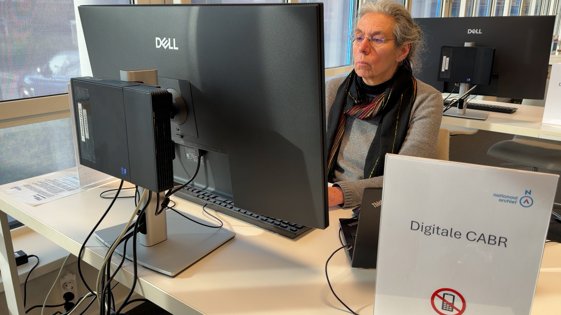 Inge zoekt in het oorlogsarchief naar informatie over haar opa: 'Het voelt alsof ik mijn familie wee