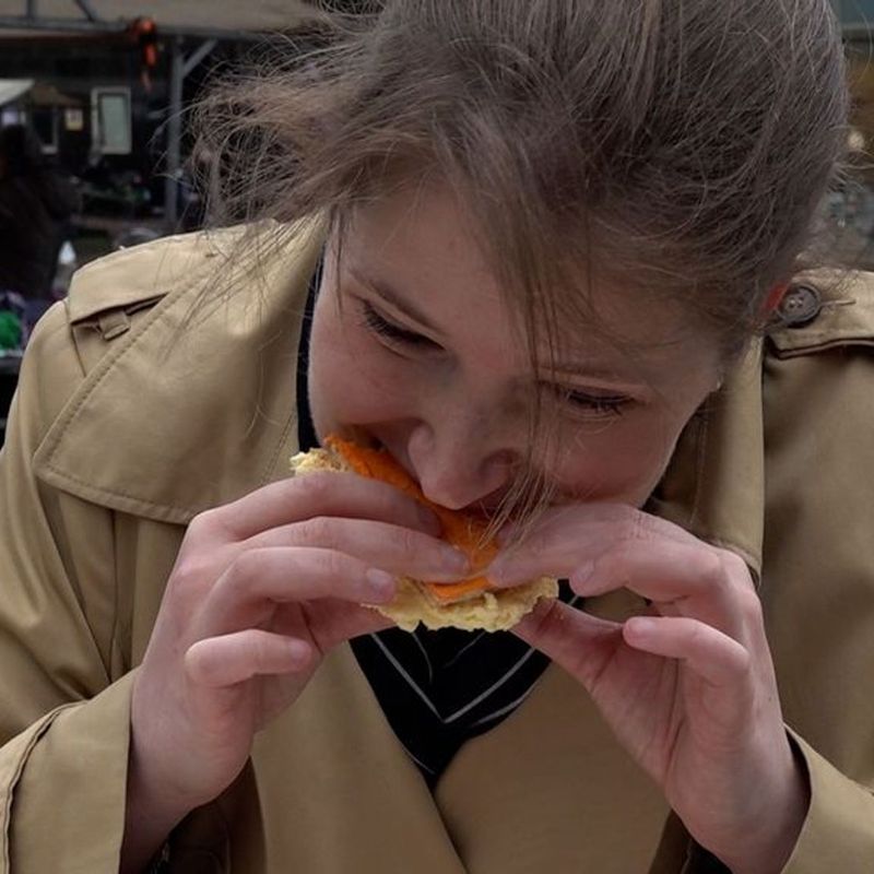 Hoe eet je een tompouce? Dit zijn handige tips! Omroep Gelderland